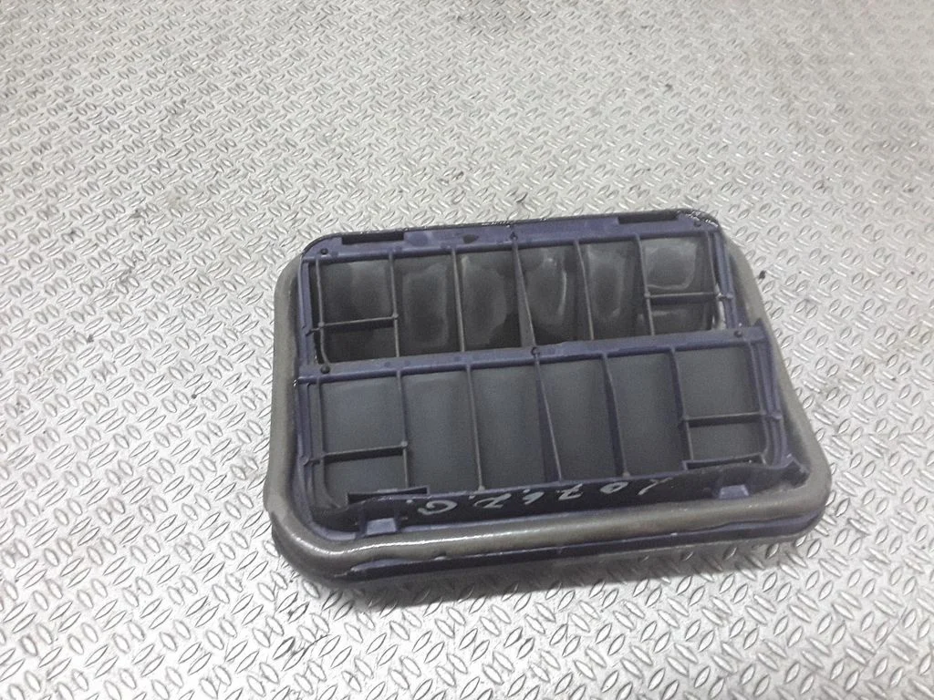 Quarter panel pressure vent 9653401280