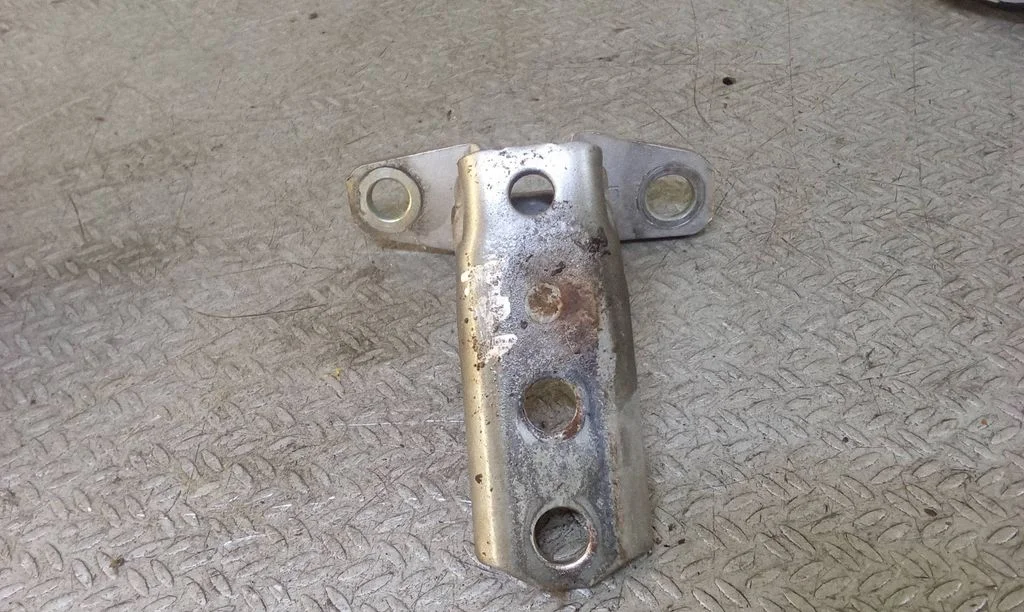 Front door lower hinge – front left