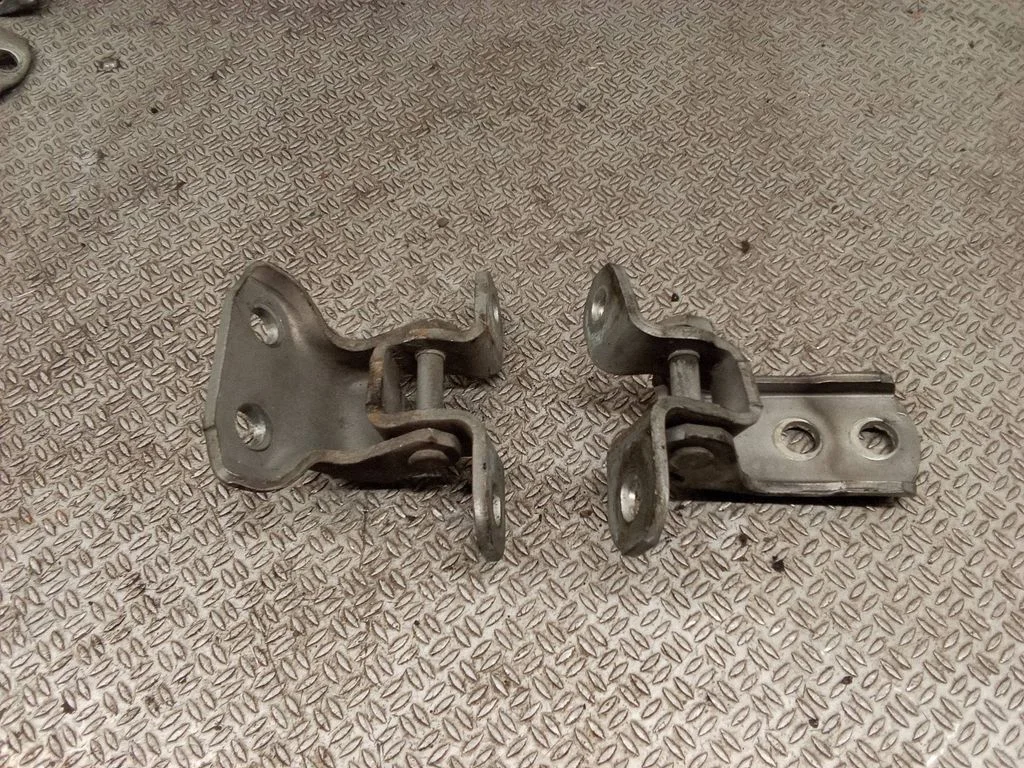Front door hinges set – Lexus IS 220D-250-350 (2006-2013)