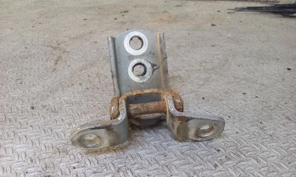 Front door lower hinge – front right