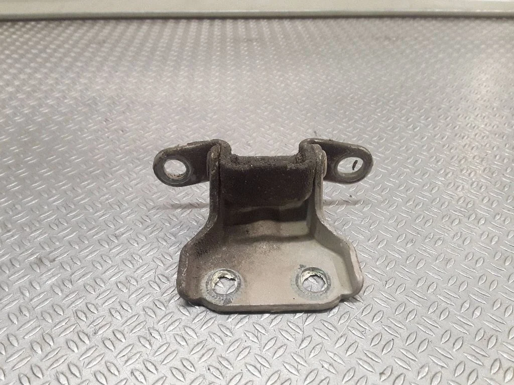 Priekšējā apakšējā eņģe – labā