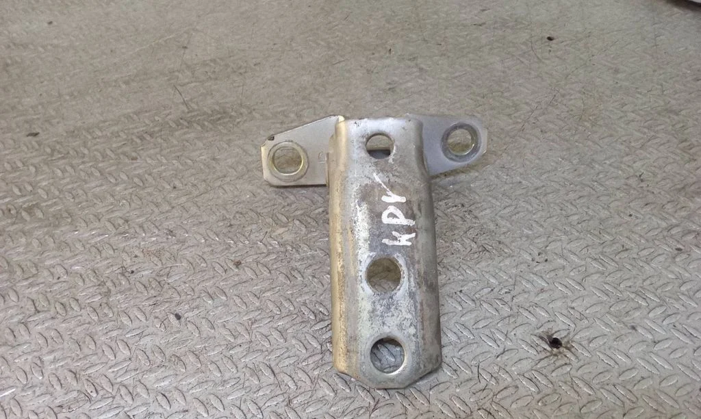 Front door upper hinge – front left