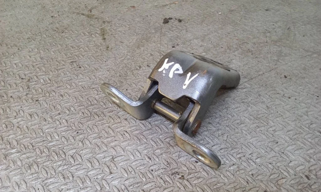 Front door upper hinge – front left
