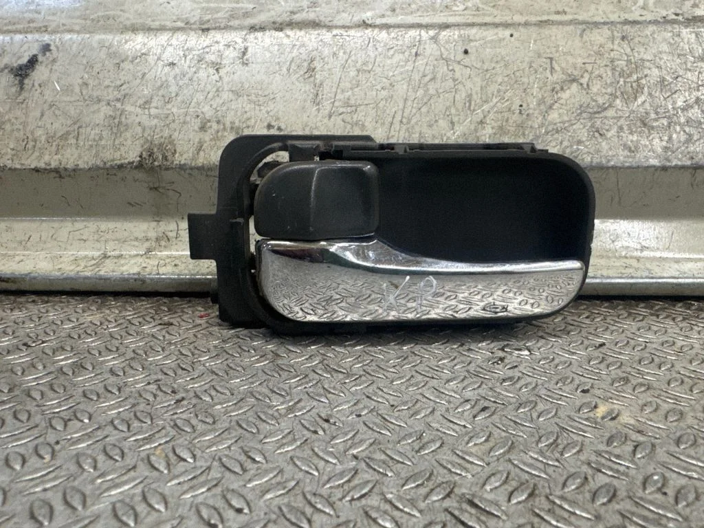 Esiukse sisemine käepide – eesmine vasak