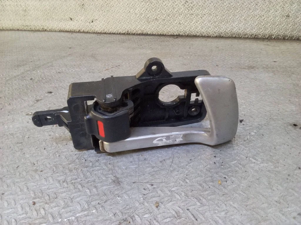 Front door interior handle 82623CM000