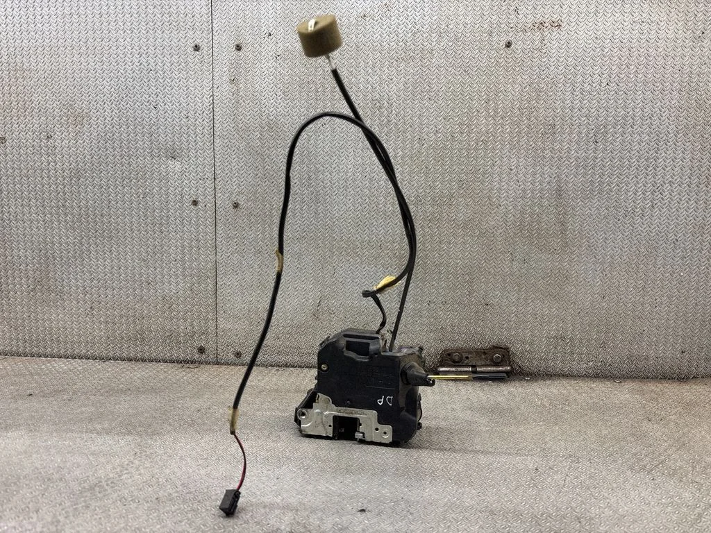 Front door lock – front right