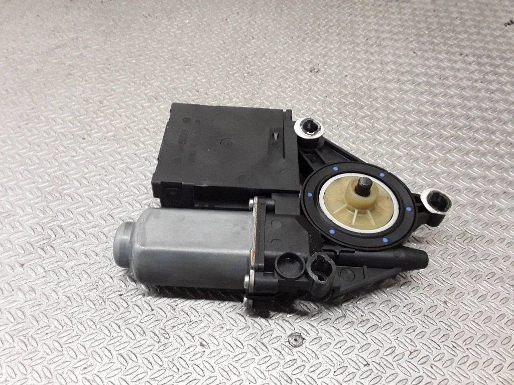 Priekšējā loga pacēlāja motoriņš 1K0959793K