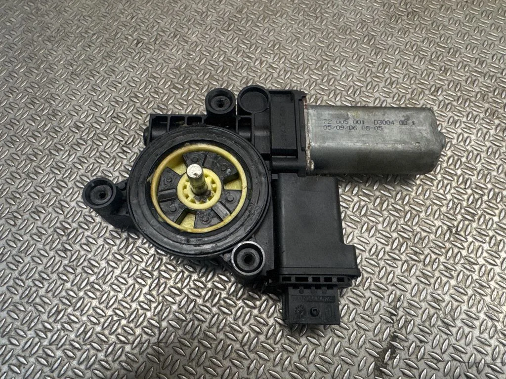 Front door window regulator motor 72005001