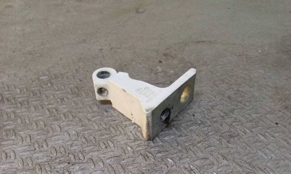 Tagaukse ülemine hing 8K0831402G