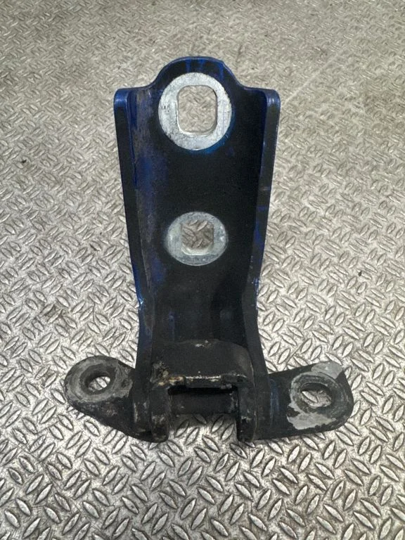 Rear door lower hinge – left