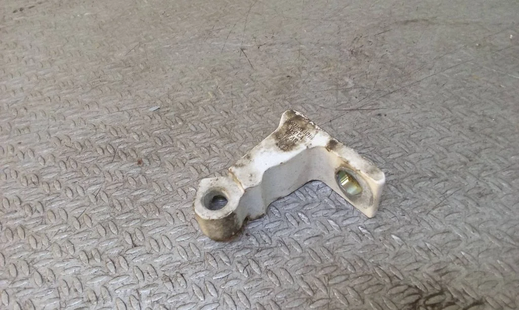 Rear door lower hinge – Volkswagen Jetta VI (2011-2018)