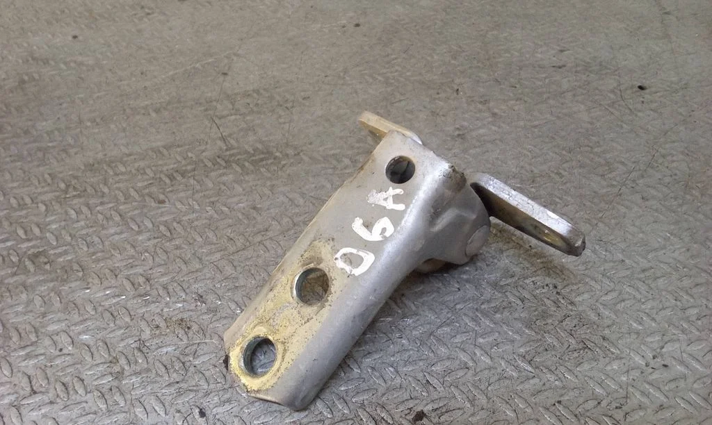 Rear door lower hinge – rear right