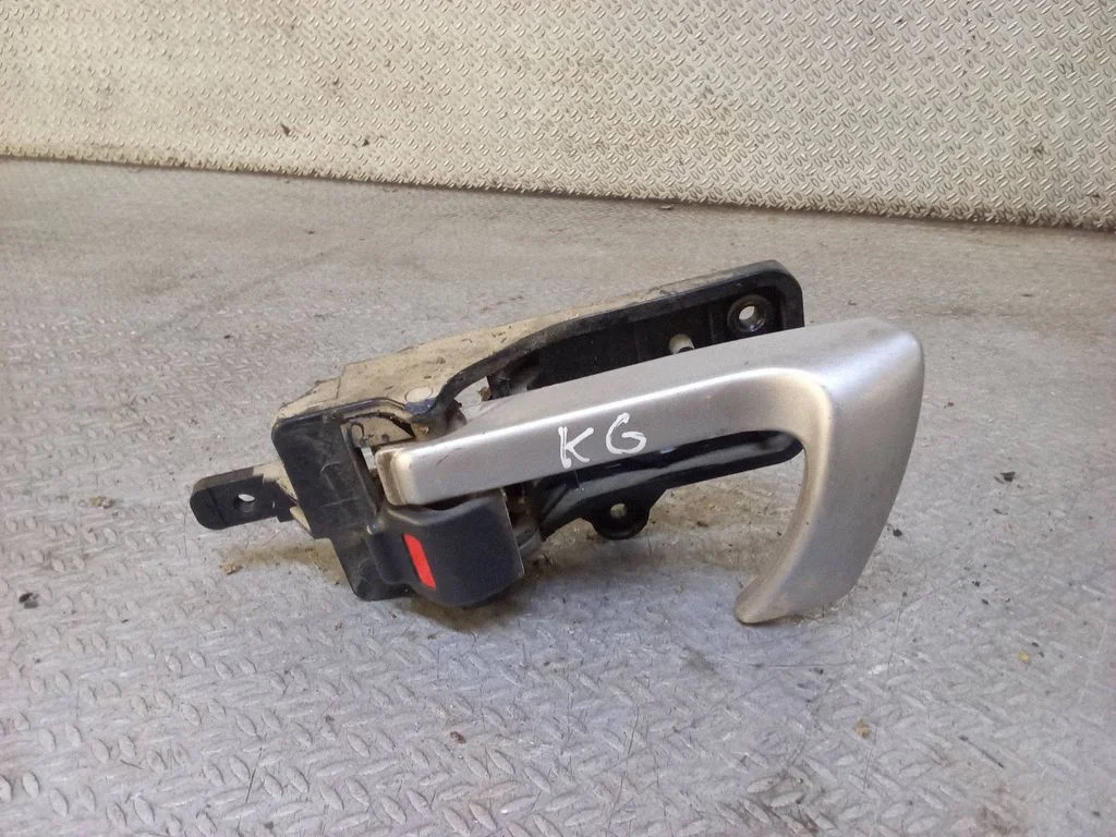 Rear door interior handle 82613CM000