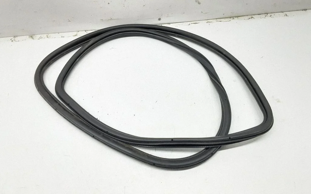 Rear door rubber seal (on body) – left