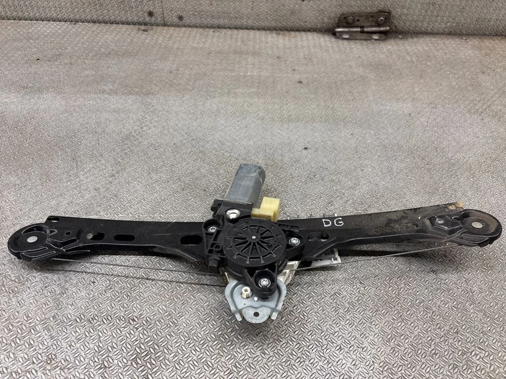 Rear door window regulator with motor 104096