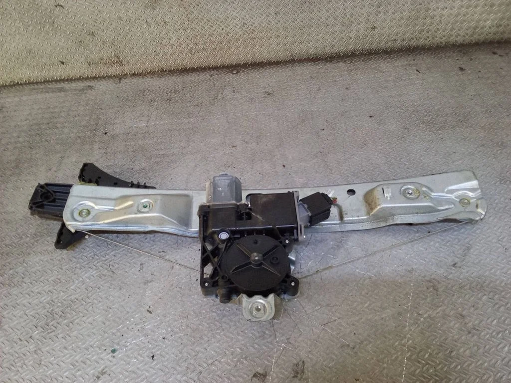 Rear door window regulator with motor 915722103
