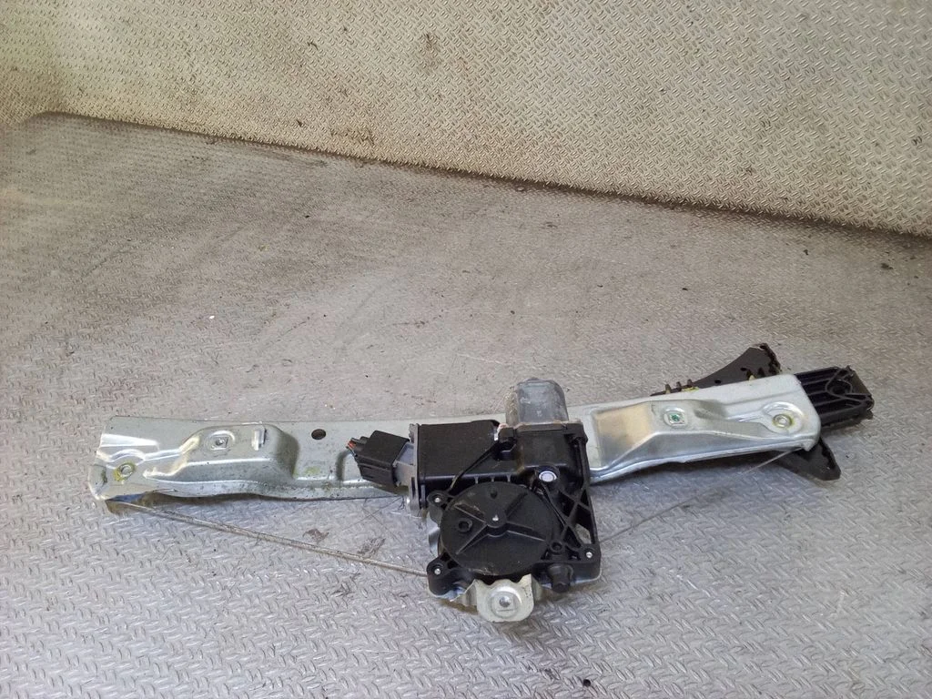 Rear door window regulator with motor 915722103