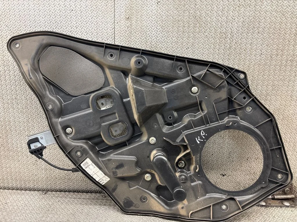 Rear door manual window regulator – rear right