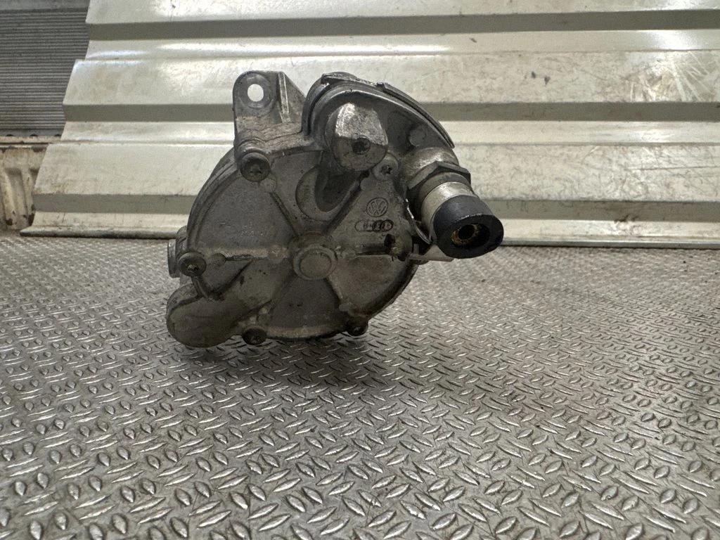 Vacuum pump – Audi 100 S4 C4 (1990-1995)