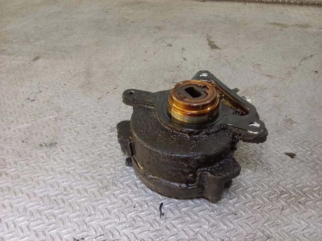 Vacuum pump 03H145100C