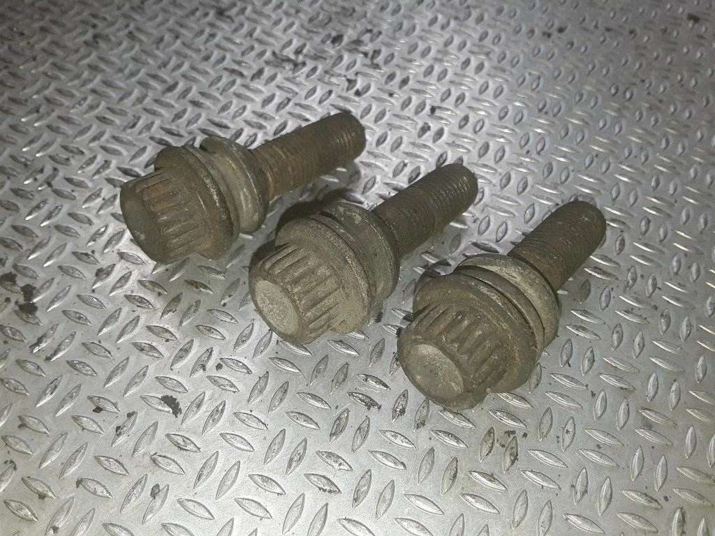 Anti-theft wheel nuts and lock – Volkswagen Touareg I (2002-2010)