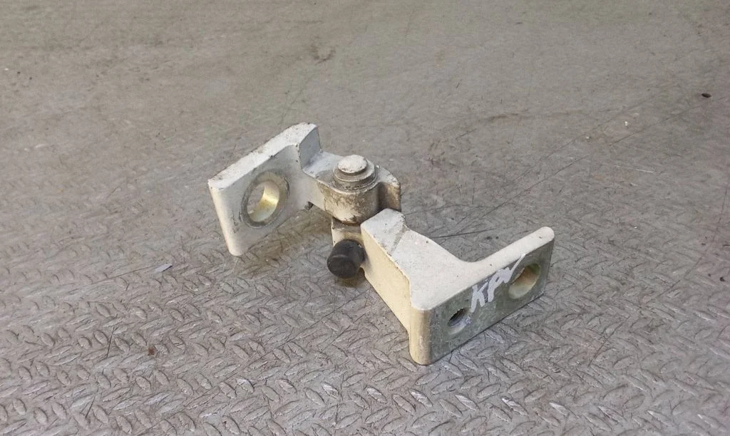Esiukse ülemine hing 8K0831401G