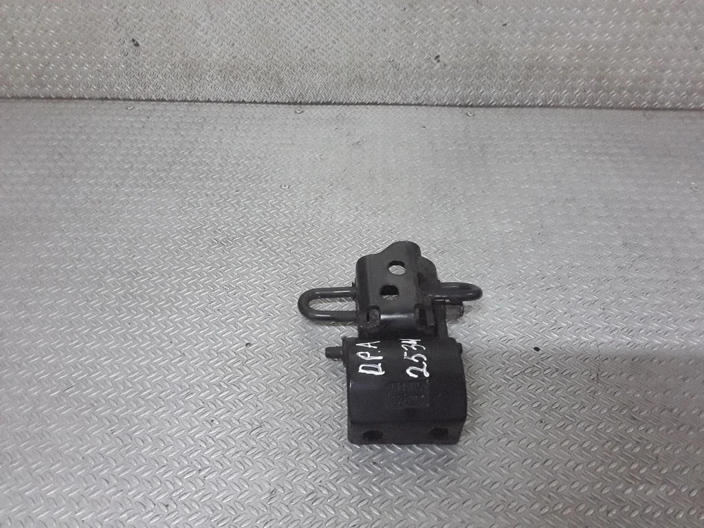 Front door lower hinge 46ES05