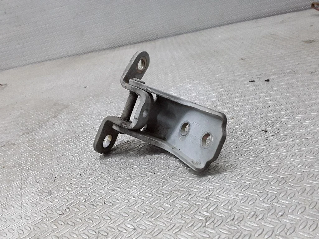 Priekšējā augšējā eņģe – labā