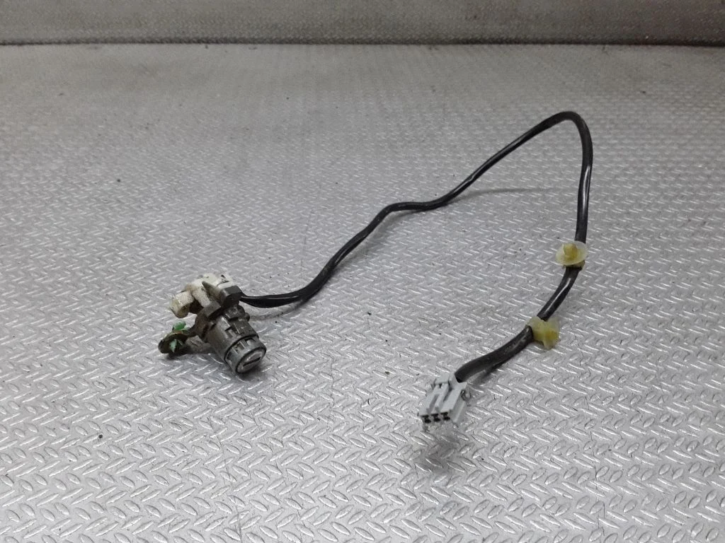 Coupe door lock (next to the handle) – Honda Accord (1994-1998)