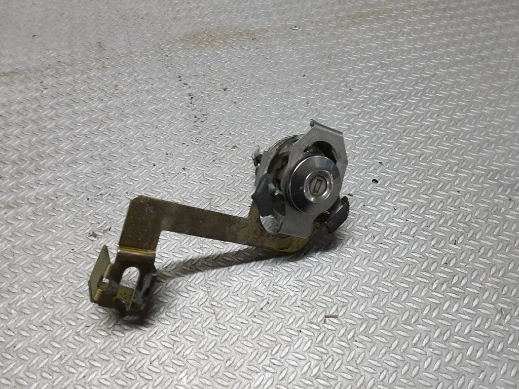 Coupe door lock (next to the handle) – Mitsubishi Colt CZ3 (2006-2009)