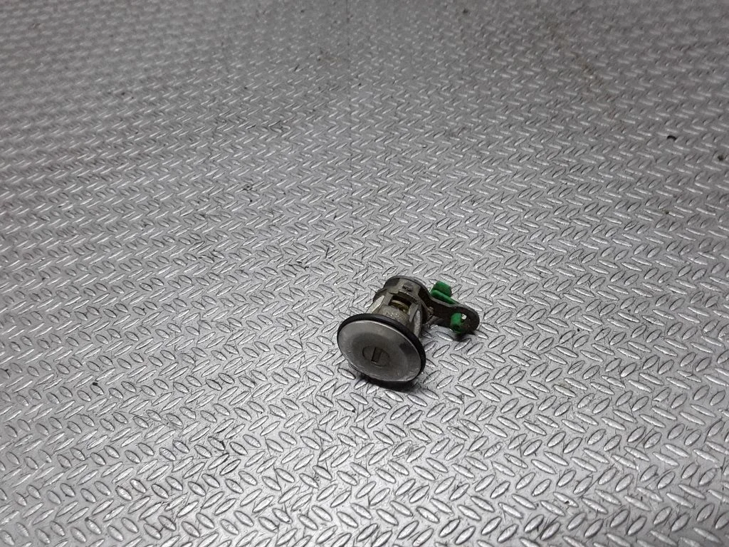 Coupe door lock (next to the handle) – Nissan Navara D40 (2004-2015)