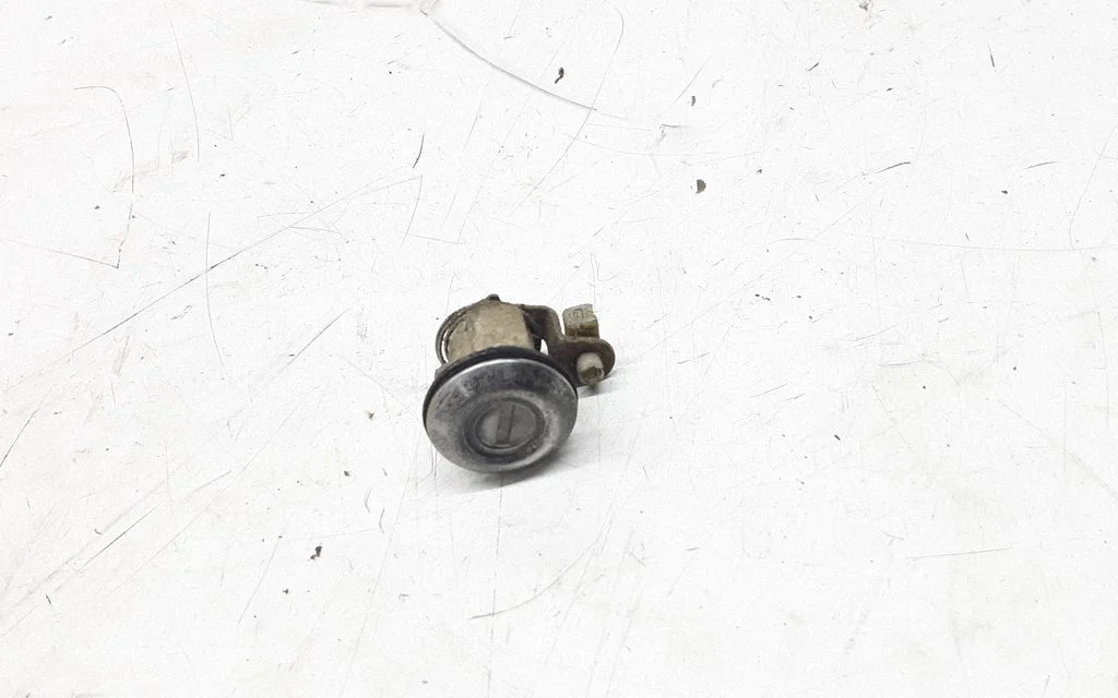Coupe door lock (next to the handle) – Mitsubishi Pajero (1991-1999)
