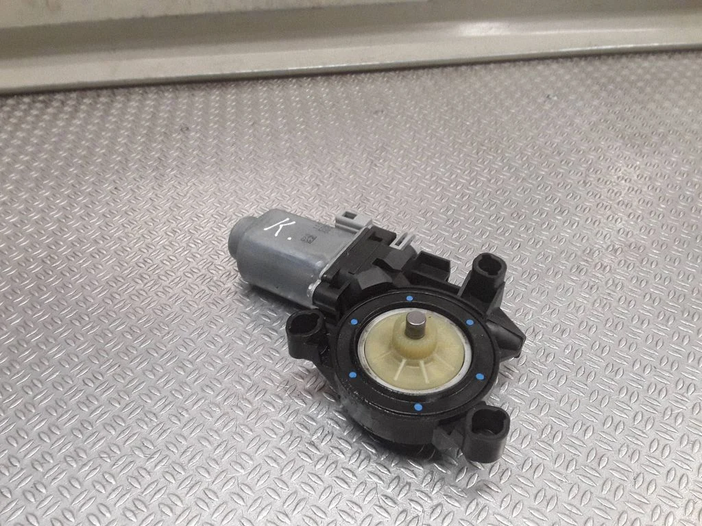 Priekšējā loga pacēlāja motoriņš 1S0959802