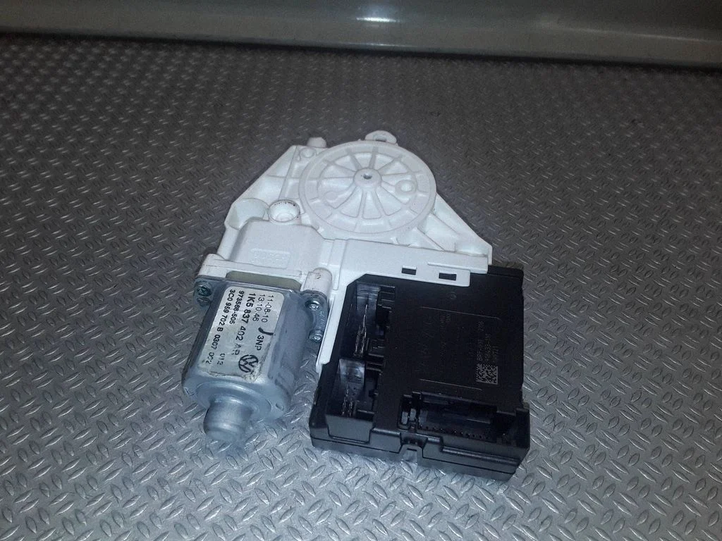 Front door window regulator motor 1K5837402AR