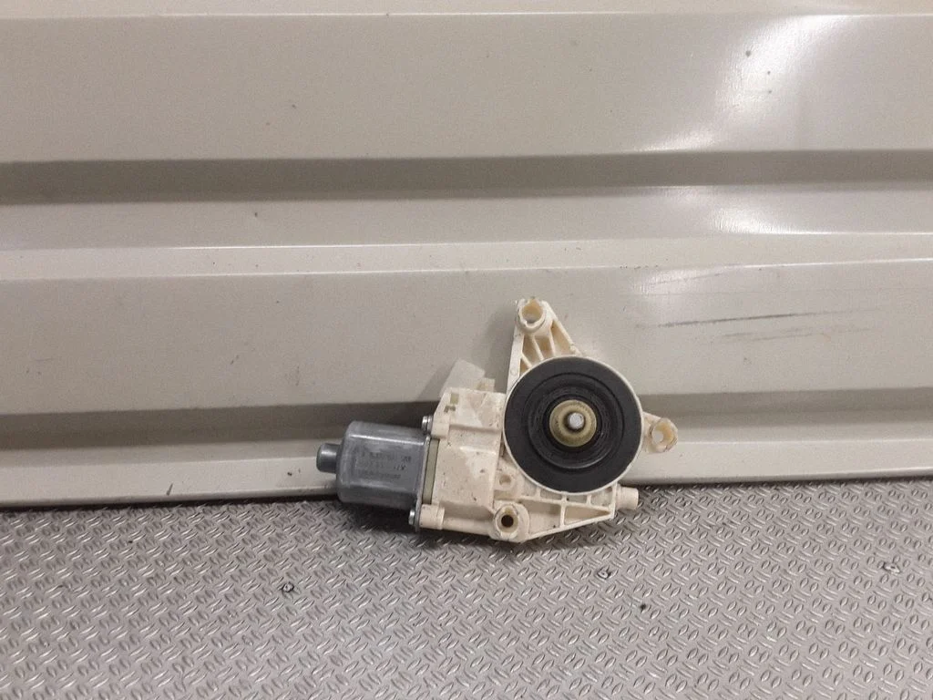 Front door window regulator motor – Mercedes-Benz C-Class AMG W204 (2007-2014)