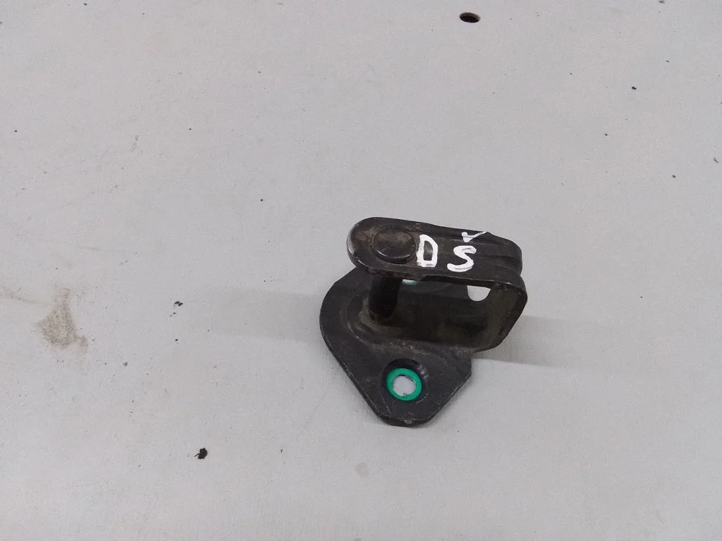 Sliding door lock loop/hook striker – Volkswagen Transporter - Caravelle T5 (2003-2015)