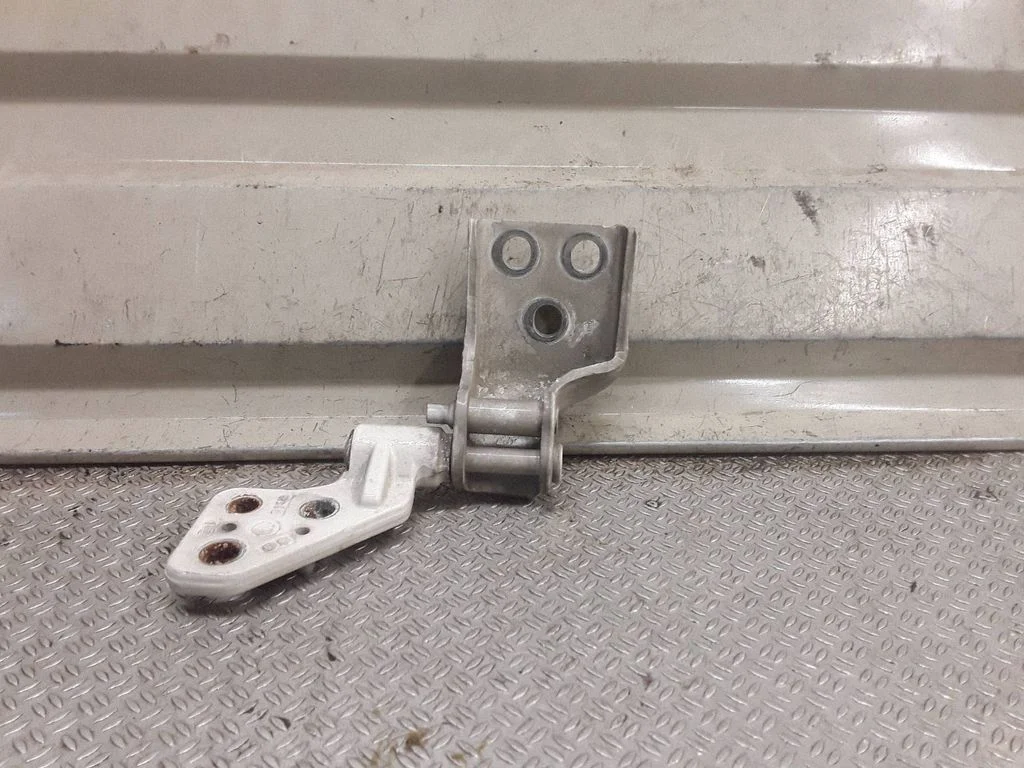 Loading door lower hinge – right