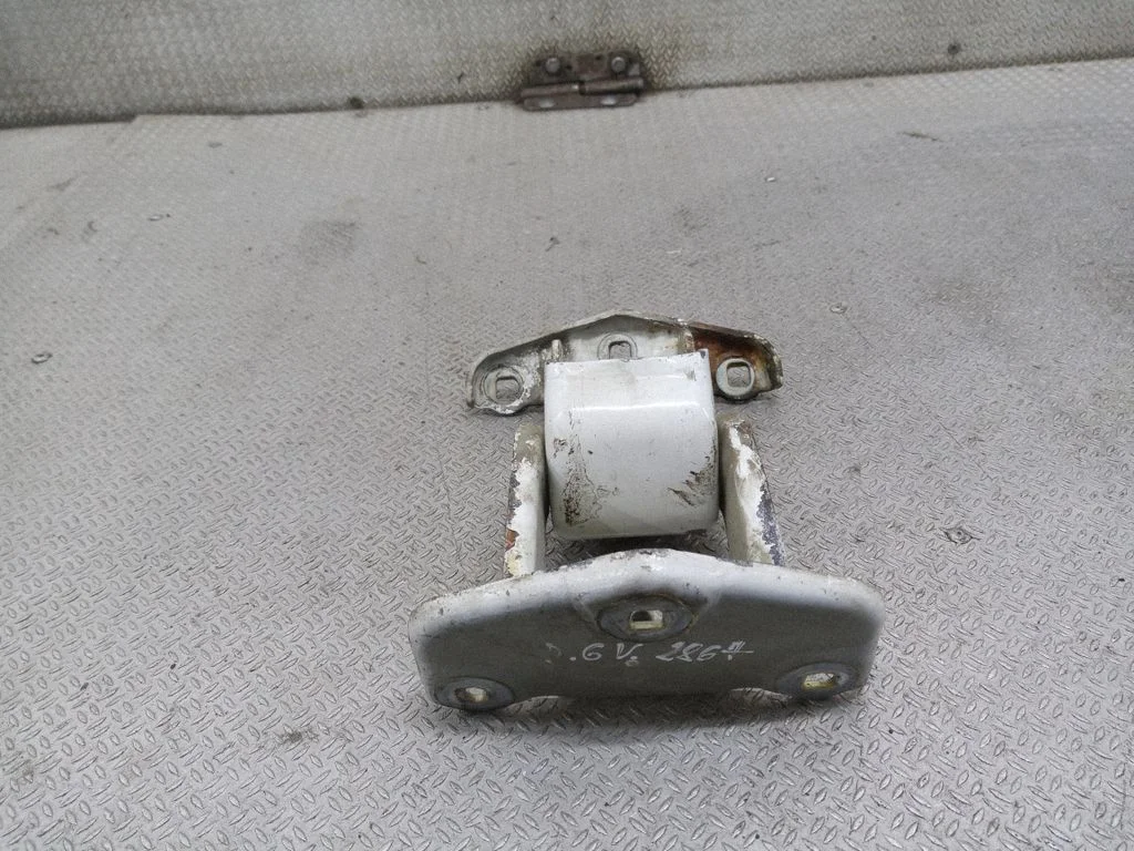 Loading door upper hinge 312304K