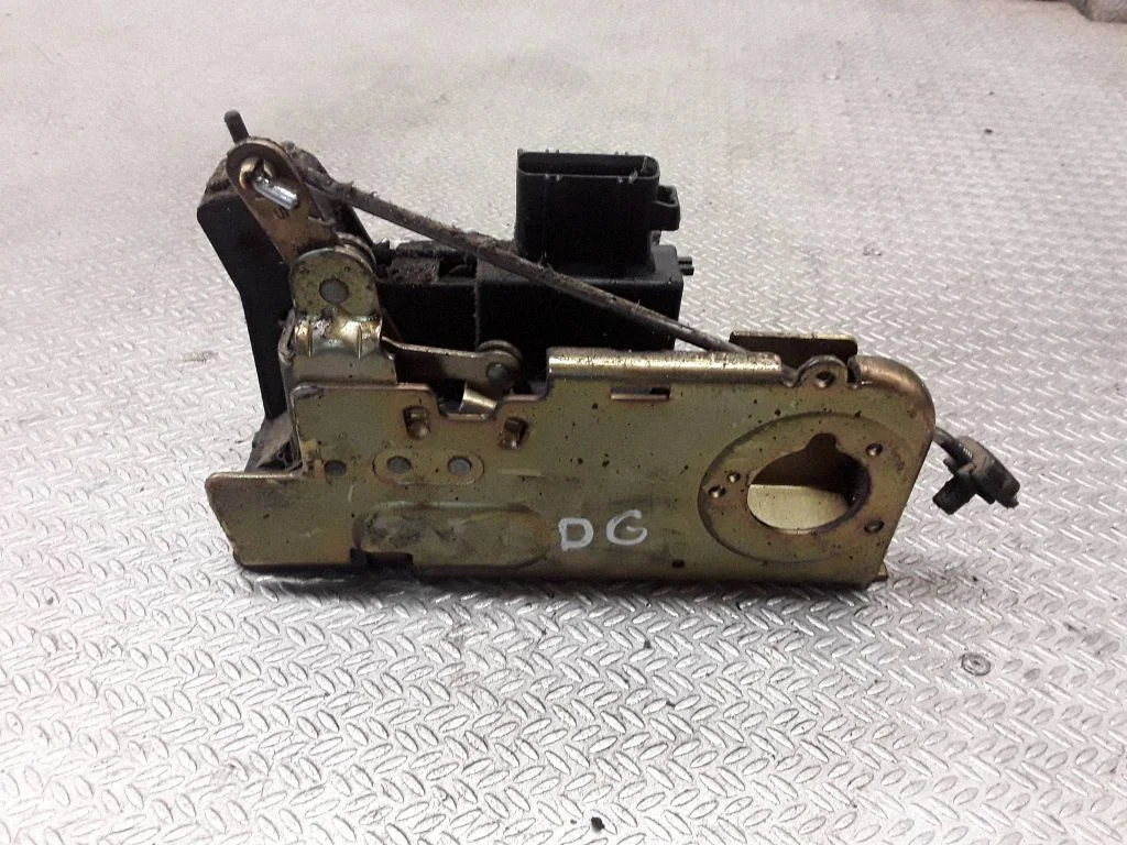 Laadimisukse lukk YC15V43288CL