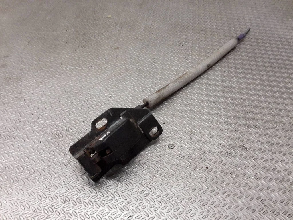 Loading door lock – rear left