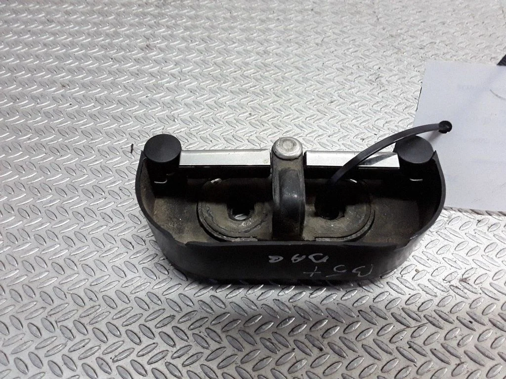 Loading door lock loop/hook striker 1T0827517