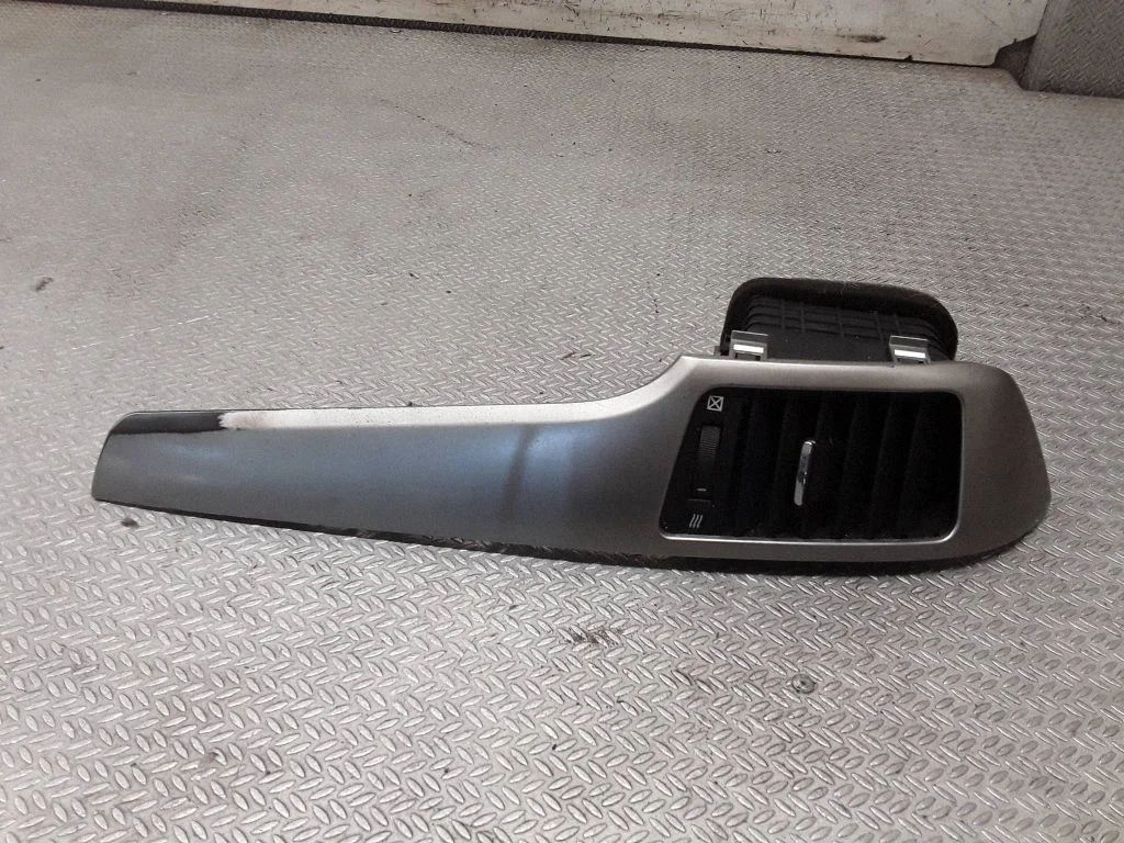 Dash center air vent grill – left