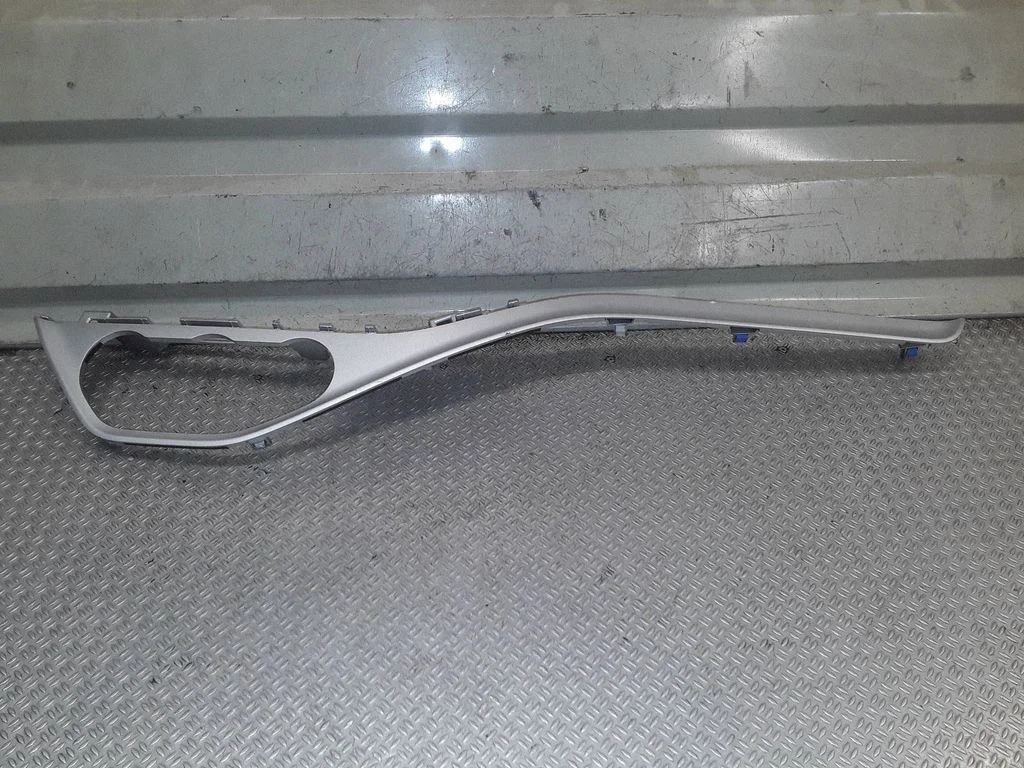 Dashboard glove box trim