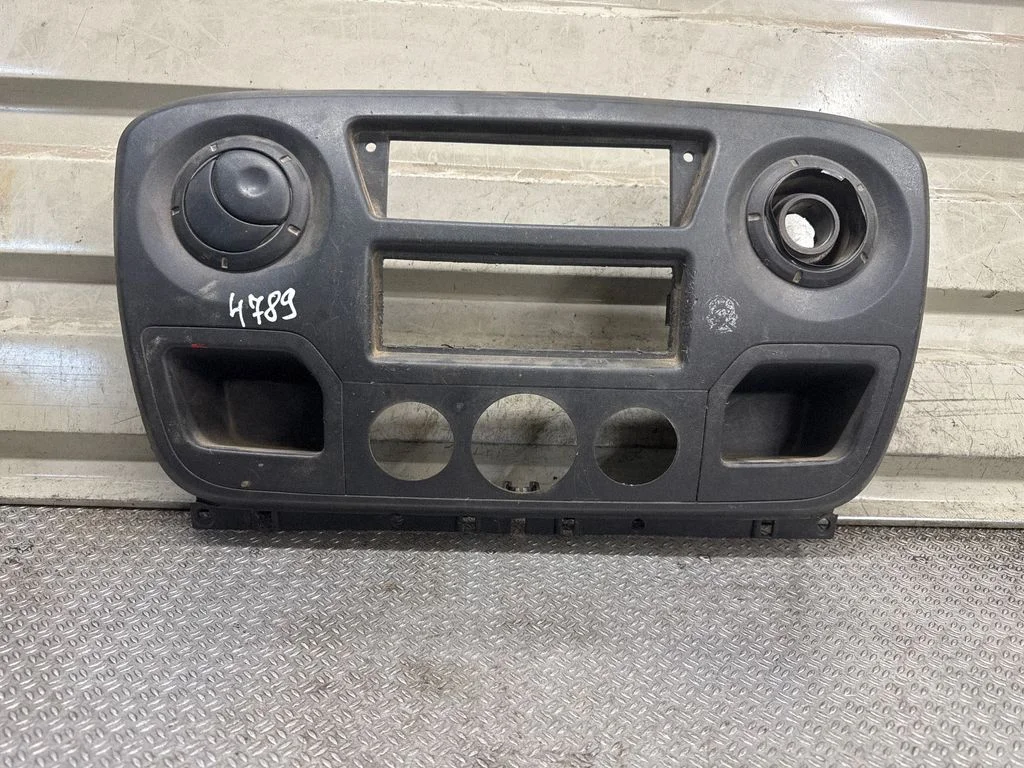 Panel deski rozdzielczej (środkowy) 682600025R