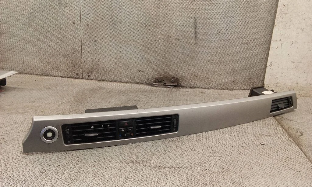 Armatuurlaua keskmine viimistluspaneel – BMW 3-seeria E90 E91 (2005-2012)