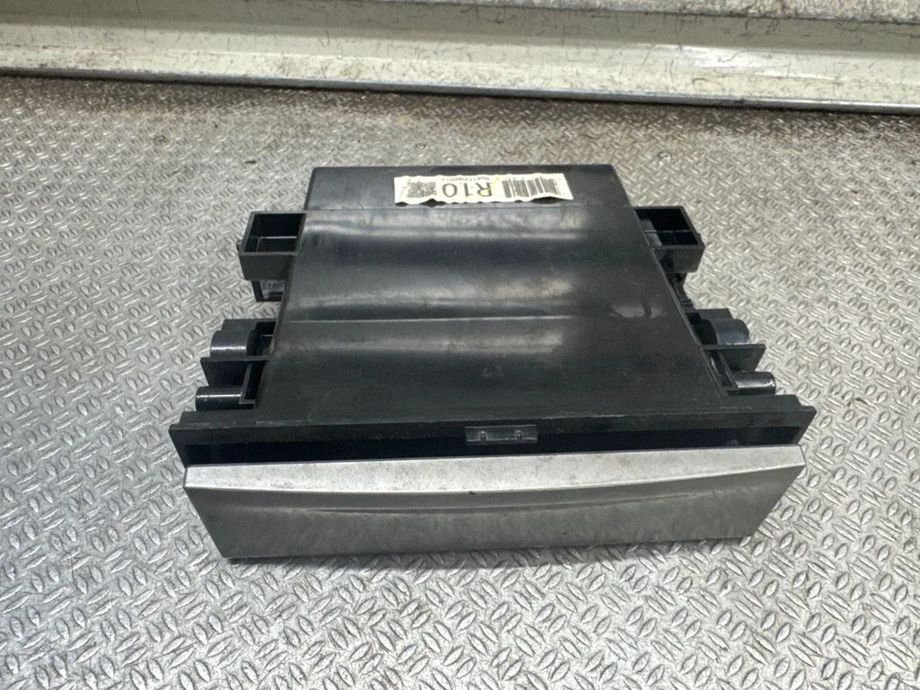 Armatuurlaua panipaik D041129P0012