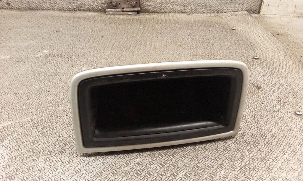 Dashboard storage box/compartment 7L5863338