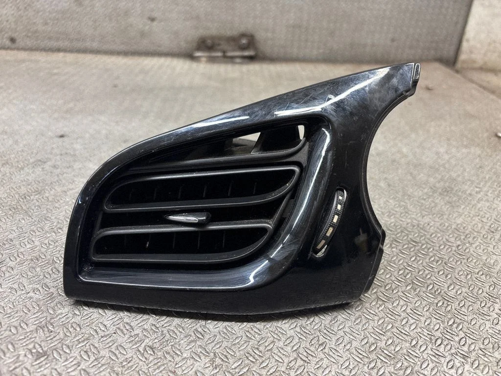 Dashboard side air vent grill/cover trim A1092112