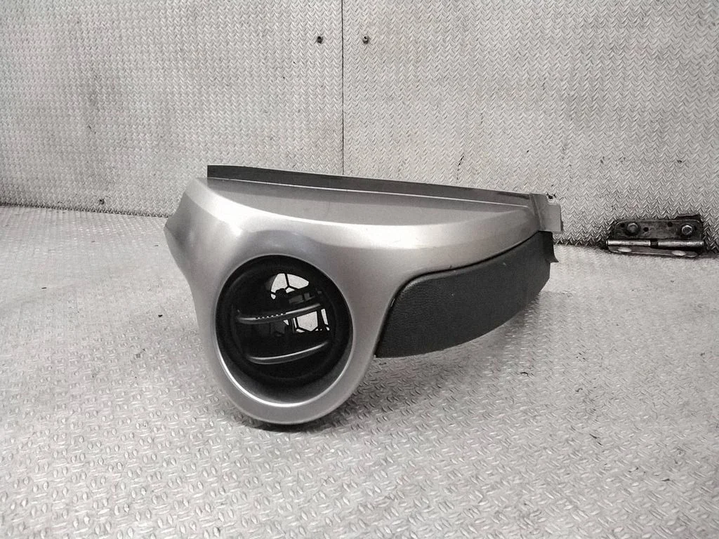 Dashboard side air vent grill/cover trim D65164951