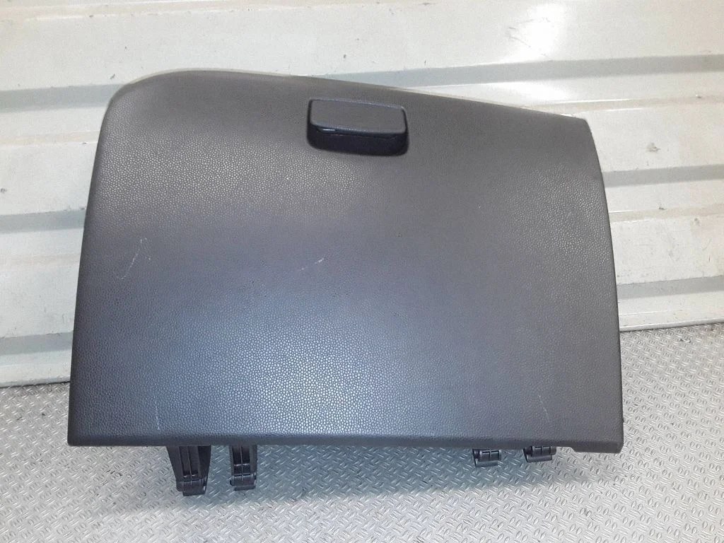 Glove box lid/cover 845121Y000